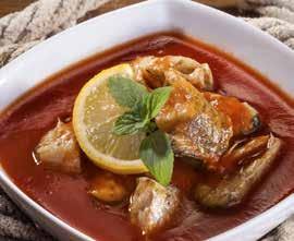 1dl napraforgó olaj 10 dkg vöröshagyma 5 gerezd fokhagyma 1 kg burgonya 10 dkg MAGGI Bolognai szósz alap 2 ek MAGGI Ízvarázs ételízesítő 1 kg tengeri halfilé 40 dkg paradicsom Friss petrezselyemzöld,
