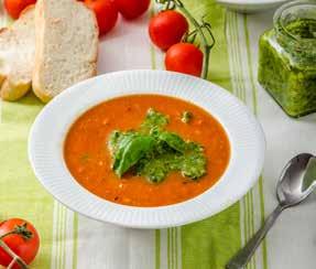 Hintsük rá a MAGGI Bolognai szósz alapot, majd azonnal öntsük fel a MAGGI Marhahúsleves alaplével. Adjuk hozzá a szintén kockákra vágott zellert és a cukkinit.