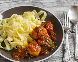 szeletelt fokhagymát. Meghintjük MAGGI Ízvarázzsal. Néhány perc múlva hozzáadjuk a nagyobb darabokra vágott paradicsomot, és közepes lángon főzzük kb 10 percet.