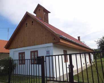 A község főutcáján, az Apponyi utcán álló