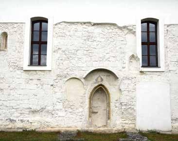 részben középkori, részben későbarokk stílusú.