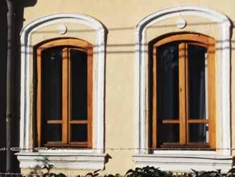 A ház utcafrontján három tengelyes, temgelyenként két-két ablakpárral.