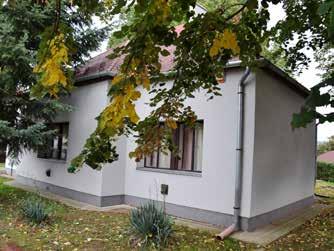 Az épület a felújítás után is jól illeszkedik az utca képébe, mivel tömeg-