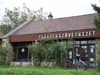 falu terméskő homlokzatú épültreire, például az iskola épületére.