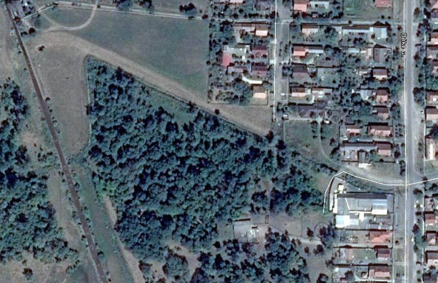 túlhaladta a megvalósult állapot. - Északi irányban megvalósult bővítménye szabálytalanul, közterület igénybe vételével történt. (a szabályozási tervvel ellentétes módon.