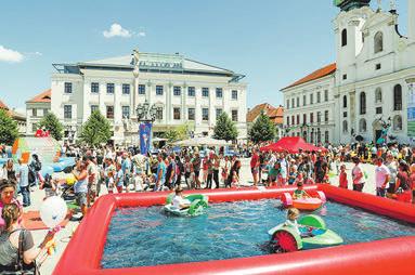A Széchenyi téren a vizes játékoké volt a főszerep Havassy Katalin A búcsú mindig fájdalmas, akkor is, ha tudjuk: egy év múlva újra lesz Győrkőcfesztivál!