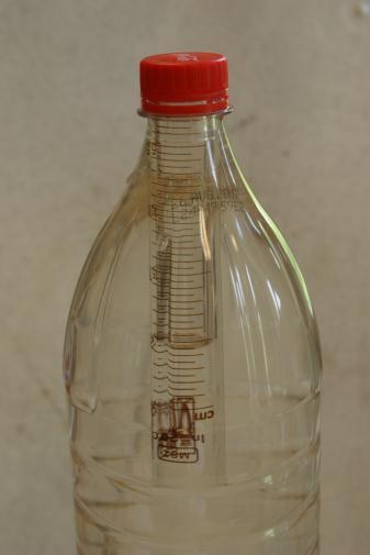 5. Folyadékok mechanikája Cartesius-búvár Szükséges eszközök: Nagyméretű (1,5 2,5 literes) műanyag flakon kupakkal; ismert tömegű, üvegből készült