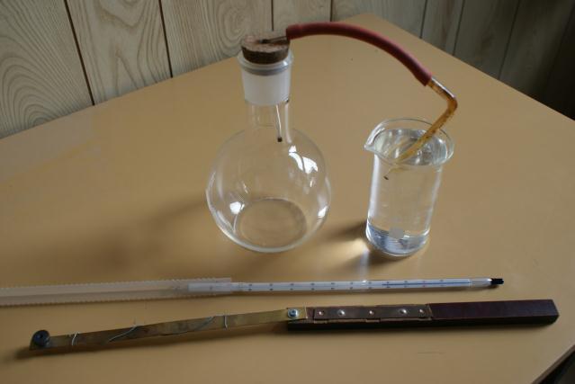 Hőtágulás - Szilárd anyagok, folyadékok és gázok hőtágulásának bemutatása Szükséges eszközök:bimetall-szalag; iskolai alkoholos bothőmérő; állványba