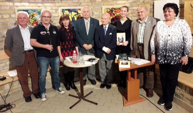 MAGYARNAK SZÜLETTEM Könyvbemutató a városi könyvtárban A költő szülővárosában november 9-én volt a két kötet bemutatója.