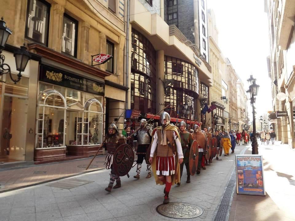 2.6. Turizmus, idegenforgalom, reklám területén Céljaink: A Késő-római Kikötőerőd Kiállítóhely népszerűsítése: Ismeretterjesztő kiadványok, szóróanyagok szerkesztése ( idegen nyelven: angol, német),