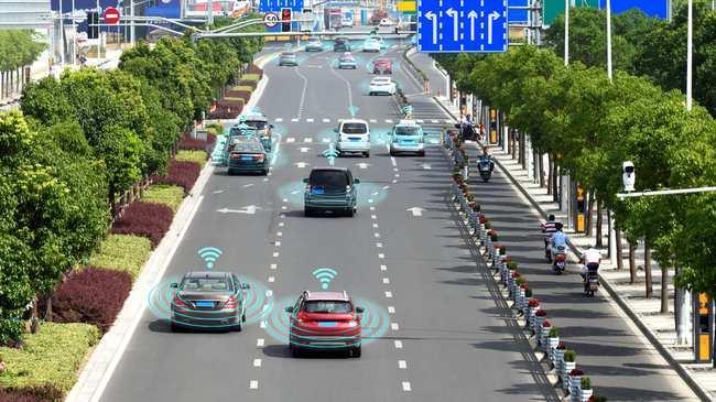Autonóm járművek - okos utak A jövőben azonban, amikor az AJ alapja lesz a közösségi- és egyéni közlekedésnek, már olyan utakat kell üzemeltetni, amelyek valós idejű információt kínálnak.