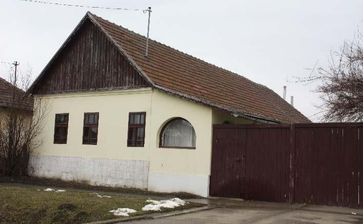 Továbbá több bolt, vendéglátóhely, a Polgármesteri Hivatal és könyvtár is található itt.