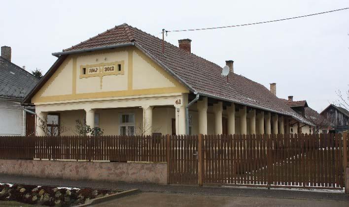 az utcára tájolt előtornác is.
