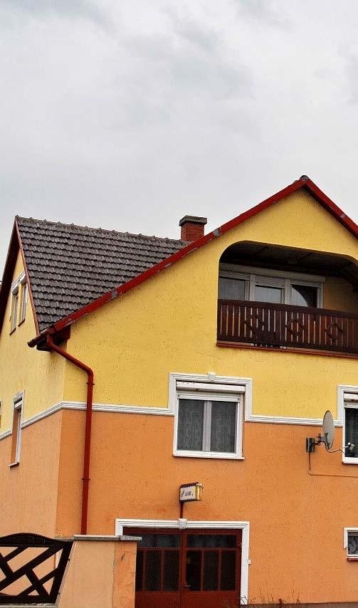 több kisebb homlokzati ablakkal nyílnak meg az utca és az udvar felé.