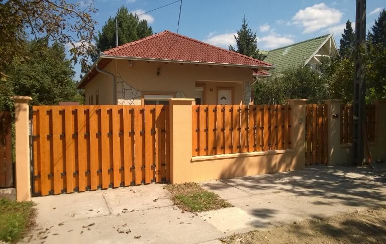 A régebbiek lábazat és oszlop nélküli kialakításúak.