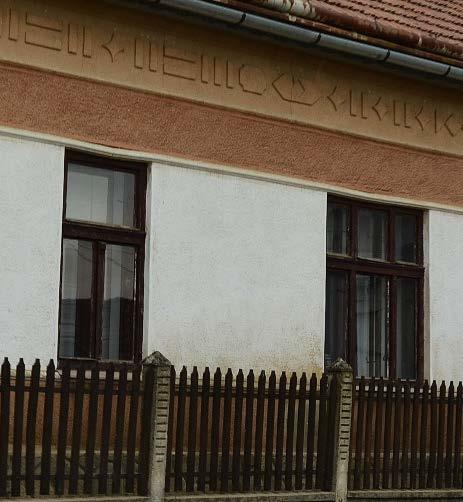 Az ablakokra lehetőleg zsalutábla, vagy zsalugáter kerüljön árnyékolónak, a külső tokos, fehér műanyag redőny