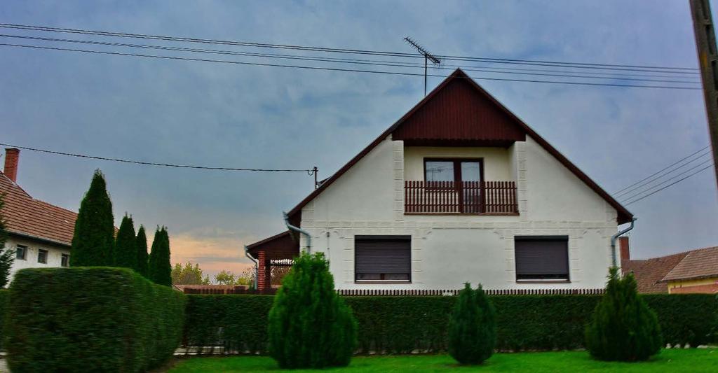 kontytetős épületek épültek.