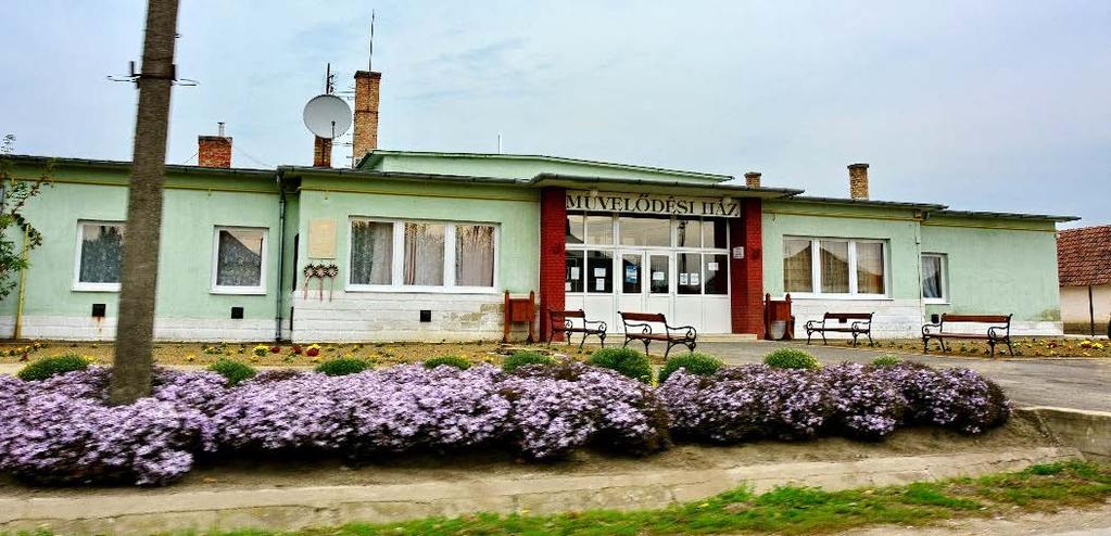 A telkek és az úttest között szintén zöldfelületek