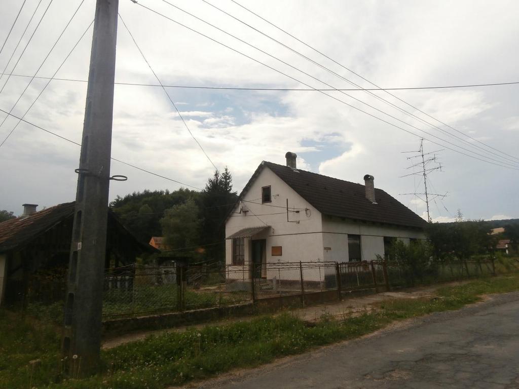 A legjellemzőbb ilyen létesítmények: transzformátorok, gázfogadók, vízmű-kutak és víztárolók, szennyvíz-átemelők, hulladékgyűjtő konténerek.