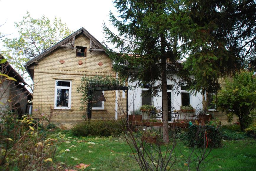 Vakolt architektúrával, eredeti faszerkezetekkel és nyílászárókkal, valamint külső faterasszal rendelkezik.