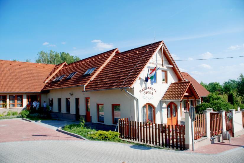 részletek (ajtók, ablakok, tornácok, anyaghasználat, színek,