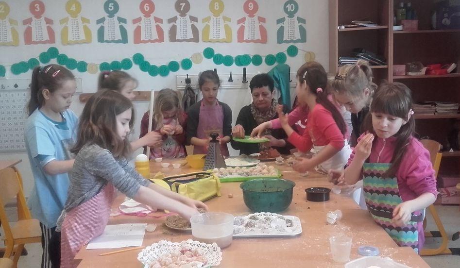 Igazi farsangi jelmezkavalkádot láthattunk az alsósok farsangján. A felsősöknél vidáman telt a tombolasorsolás, az osztályonkénti közös jelmezek felvonulása. A 8.