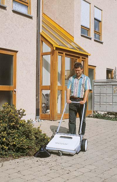 eredményez, könnyû tolás a fôkefe maximális kihasználásával, oldalkefe felemelhetô, kikapcsolható, helytakarékos tárolás az elôrehajtható tolókar segítségével.