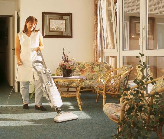 A tartályba épített automatikus vízpumpa úszókapcsolóval lehetôvé teszi, hogy a felszívott folyadékot egyidejûleg