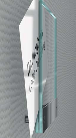 1mm-es rést egy (a négy lyukas verzió esetén kettő) Lexan fólia biztosítja, így az információ-hordozó tartalom annak egyszerű betolásával rendkívül könnyen, szerszám nélkül cserélhető.
