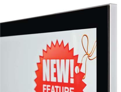 This is covered by a 30mm wide, black passe-partout and allows very small installation depths of only 15mm for the