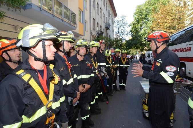 2. ábra A katasztrófavédelem központi mentőszervezete, a HUNOR, városi kutatás és mentési feladat előtti eligazításon a Budapest III. kerület, Tímár utcai házrobbanásnál, 2013.08.07-én.
