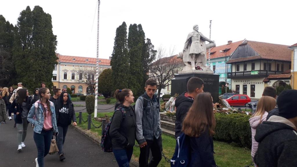 szabadságharc legfontosabb jelenetei, egyrészt Gábor Áronról, másrészt a már előbb említett Gál