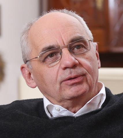 Főiskolai tanár a Károli Gáspár Református Egyetemen, vezetési szakértő.