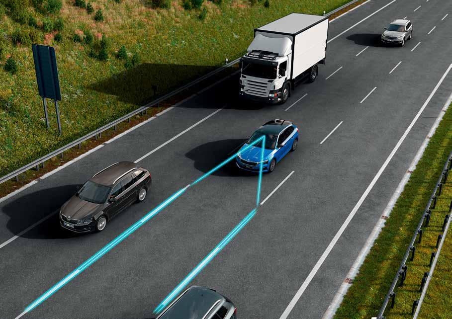 ADAPTÍV TEMPOMAT A hűtőrácsba épített radarberendezés segítségével a 210 km/h sebességig aktív