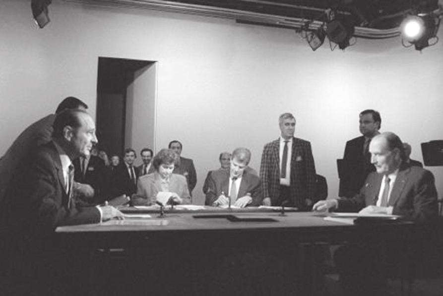 Annexe de photo No 5 : Débat télévisé entre Mitterrand et Chirac (avril 1988) La deuxième cohabitation, survenue avec la victoire de la droite aux législatives de 1993, est caractérisée par une