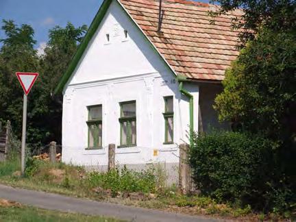 feléből származó épület a település történeti és utcaképi szerepe alapján feltétlenül védelmet érdemel, léckerítésével együtt.