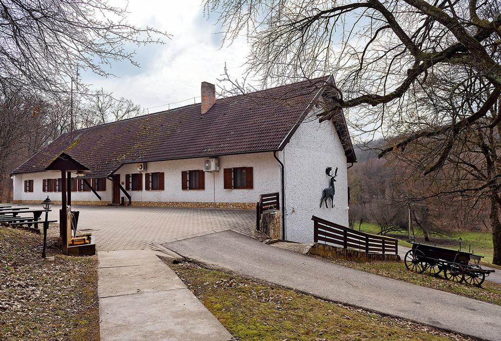 Az akkori kormány és diplomáciai protokoll vadászterülete mára a vadászat szerelmeseinek, a fákat, az állatokat szeretőknek kedvelt kirándulóhelye.