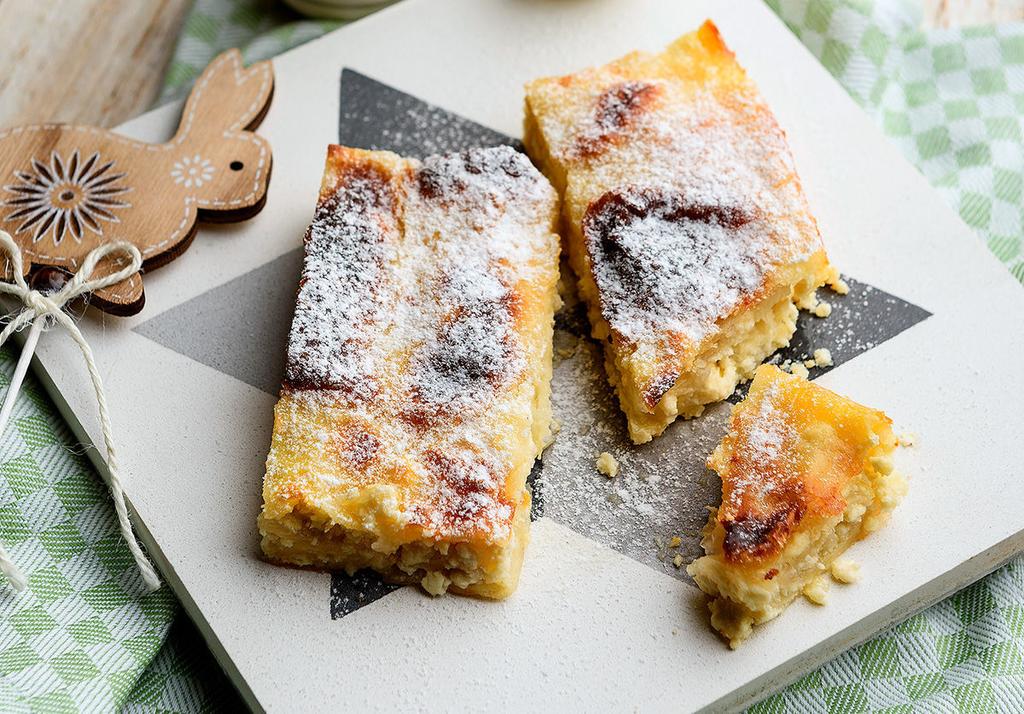 Hozzávalók a tésztához: liszt, só, víz, diónyi zsír, mokkás kanálnyi ecet Túrós töltelékhez: 0,5 kg túró, 0,5 dl tejföl, 2 tojás, 2 csomag vaníliás cukor, ízlés szerint porcukor, fél citrom reszelt