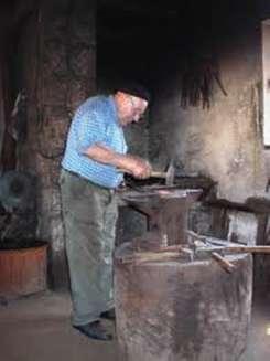 A kovácsolás lehet: - kézi, - gépi, szabadalakító, süllyesztékes. A kézi kovácsoláskor a munkadarabot a kovácsüllőn vagy kovácssatuban, kézi kalapáccsal vagy egyéb segédeszközökkel alakítják.