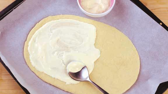 A tölteléket átöntjük egy tálba és hűlni hagyjuk. Kelt tészta: A tejet felmelegítjük és felolvasztjuk benne a margarint. A lisztet az élesztővel keverőtálban alaposan elkeverjük.