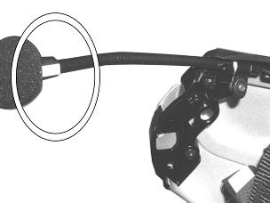 45), Figyeljünk arra, hogy a mikrofonon elhelyezett n betű nézzen a sisak belseje felé (Fig. 46).