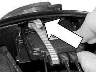 HU Csatlakoztassuk az antenna kábelt az e-box-hoz (Fig. 6). Nyomjuk a helyére a kábelt, és gyözödjük meg róla, hogy nem lóg ki a síkból (Fig. 7).