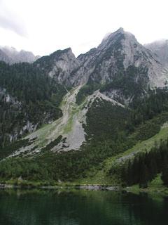 Magas-Tátra (A Pátria a Poprádi-tó felől) A hegyoldalon felfelé haladva a hőmérséklet 100 méterenként átlagosan 1 o C-kal csökken, ennek következtében fokozatosan változik a növénytakaró szerkezete