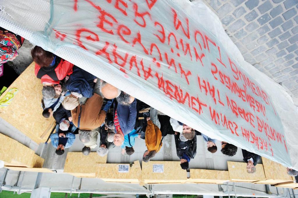 Tüntetõk a kordon mögött, forrás: Nol Mécs Imrét és Magyar Fruzsinát kivezetik az építési területrõl, forrás: Népszava párbeszédet az emlékmûrõl és a Magyar Holokauszt Emlékév 2014-hez kapcsolódó