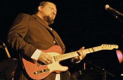 Megküldve ezt egy Vangelis-féle nem evilági atmoszférával, amihez még a Shadows csilingelős gitárzenéjét idéző futamokat is illeszt.