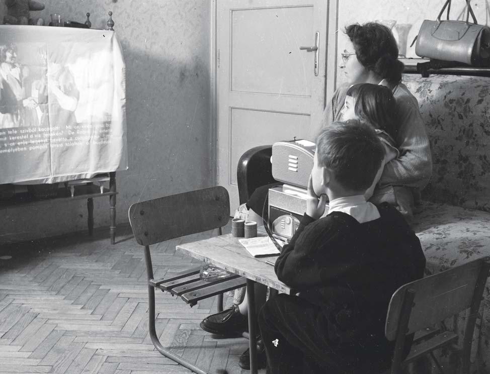 Tördelőszerkesztő: Kovách András Programok: programok@pestiest.