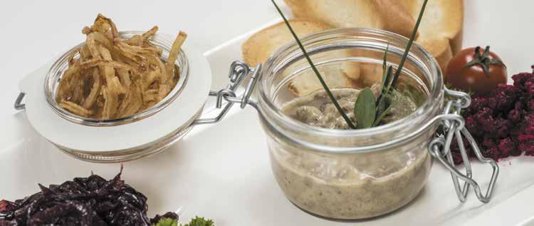 A KONYHAFŐNÖK AJÁNLATA EMPFEHLUNGEN DES KÜCHENCHEFS OUR CHEF OFFERS FOR YOU KACSAHÚSOS RILETTE FŰSZERES CÉKLATATÁRRAL, LILAHAGYMA LEKVÁRRAL J Entenrilette mit würzigem Rote-Bete Tatar und Zwiebeln