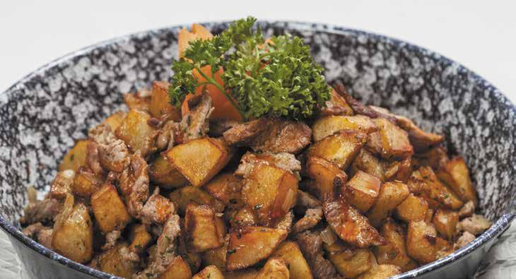 SERTÉSHÚSBÓL KÉSZÜLT ÉTELEINK GERICHTE AUS SCHWEINEFLEISCH PORK DISHES SERTÉSSZŰZ BURGONYÁS PANÍRBAN TEJFÖLLEL, SAJTTAL GRILLEZVE, RIZZSEL, KÁPOSZTA SALÁTÁVAL A C G 2 990 Ft Schweinsmedaillons im