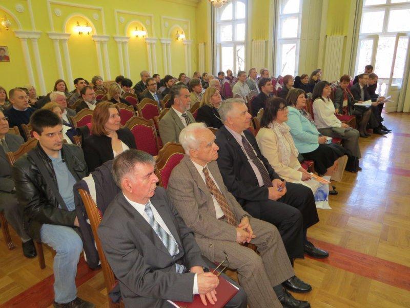 valamint a nemzetközi tudományos együttműködéshez.