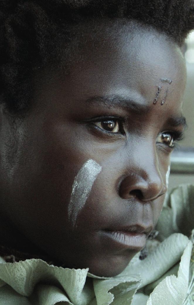 A FILMRŐL A Zambiában játszódó Nem vagyok boszorkány c. film egy kilenc éves kislány (Shula) sorsát mutatja be, akit boszorkánysággal vádolnak és száműznek a faluból.